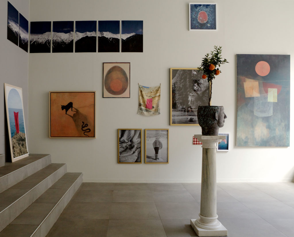 7.–29.4.2018
Ananya and Aurea Tanttu (b. 1994 & -96) are real-life sisters raised in between continents and cultures. Their visual dialogue possesses an aesthetic which honours a forgotten romanticism.