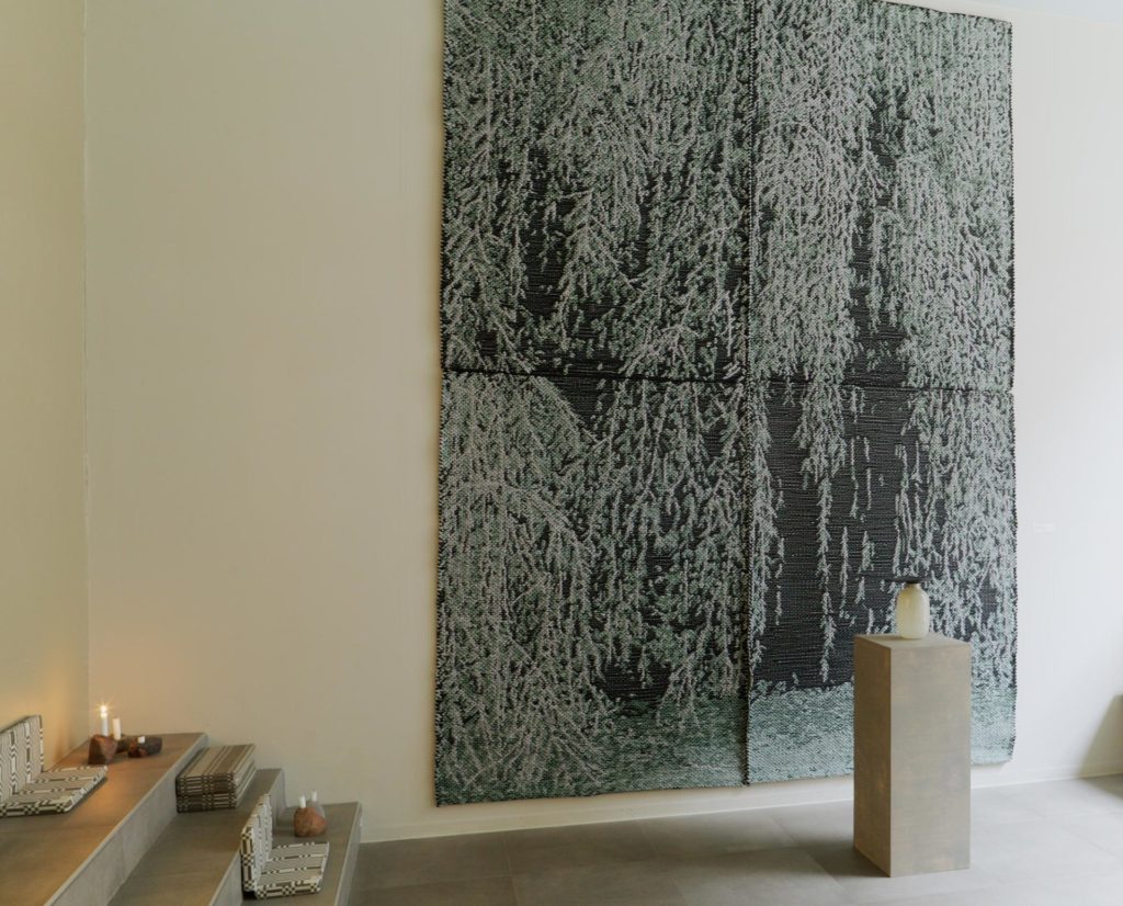 18.11.2020–23.1.2021
The Itkupaju exhibition intertwines Itkupaju, a large textile piece by Outi Martikainen, with a sea of candles, and other accompanying art pieces.