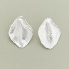 Keski-pomppu_miragestuds_silver_L_lokalhelsinki2020