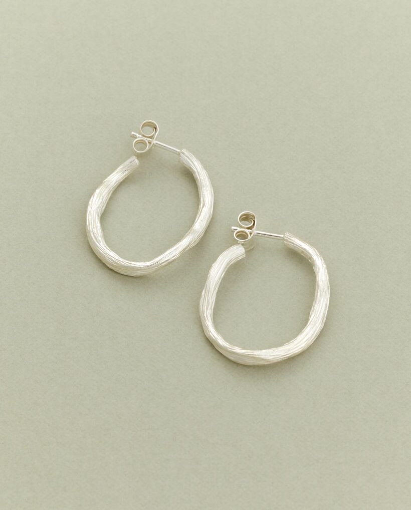 Keski-pomppu_undertheboughs_hoop_silver_lokalhelsinki2020
