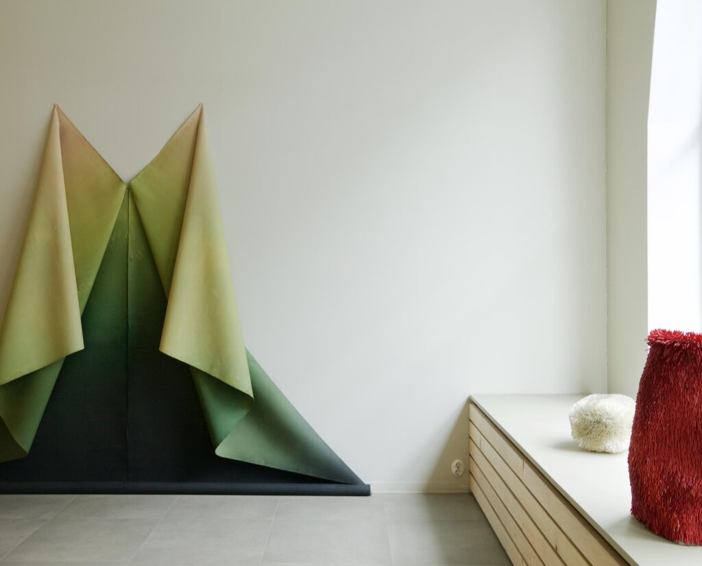 17.–27.3.2021
The artists challenge existing notions of language and form(s) (or formlessness) of both the ‘man-made’ and materials sourced from nature.