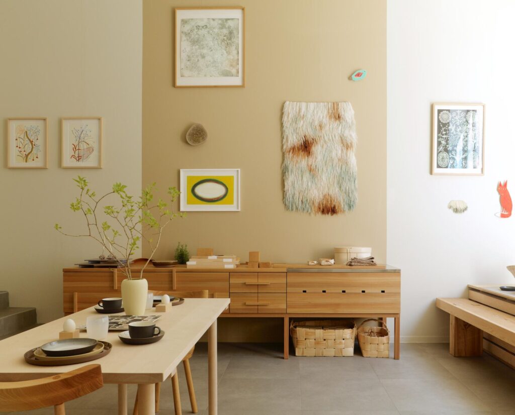 20.5.–6.8.2022
The cottage, or mökki, in Finnish, is a concept familiar to us all; a summer home, a dear place, a feeling of being. A home in the embrace of nature.