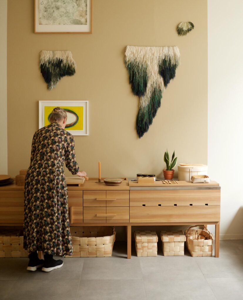 This both beautiful and functional kitchen got its design inspiration from a traditional planing bench, which has traditionally been used as a working desk.