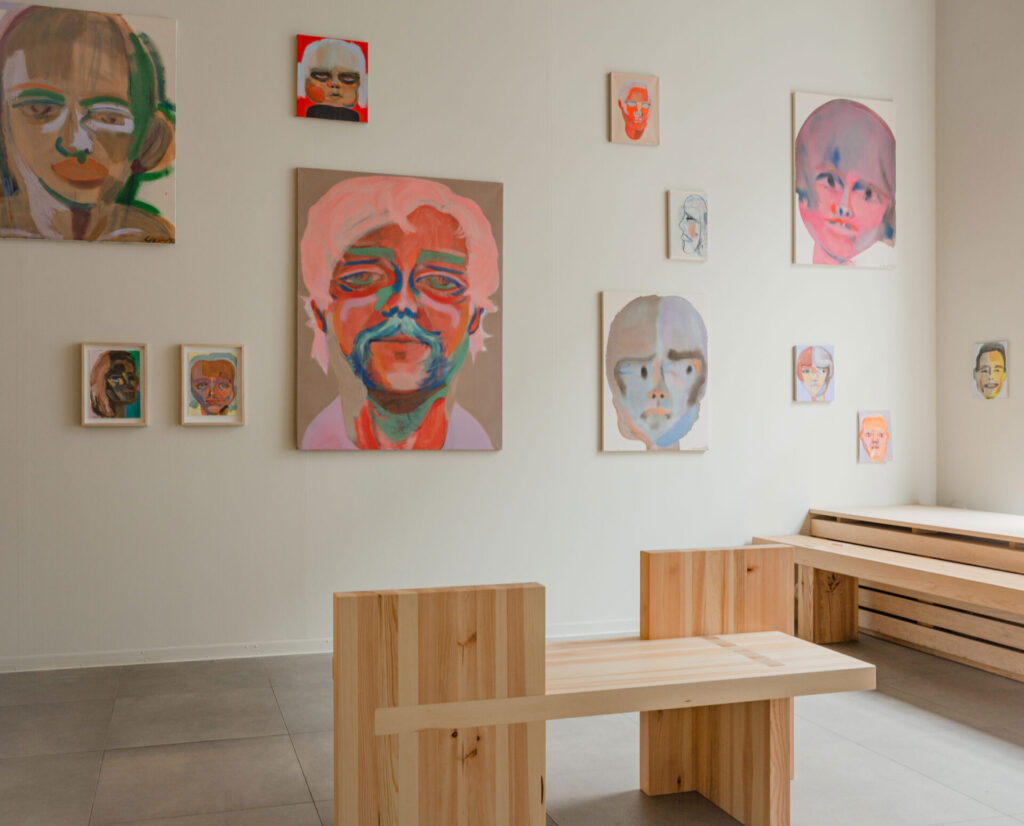 28.10.–19.11.2022
Linda Linko’s Blush ensemble of paintings and drawings has followed her for many years, waiting for the right moment to be presented.