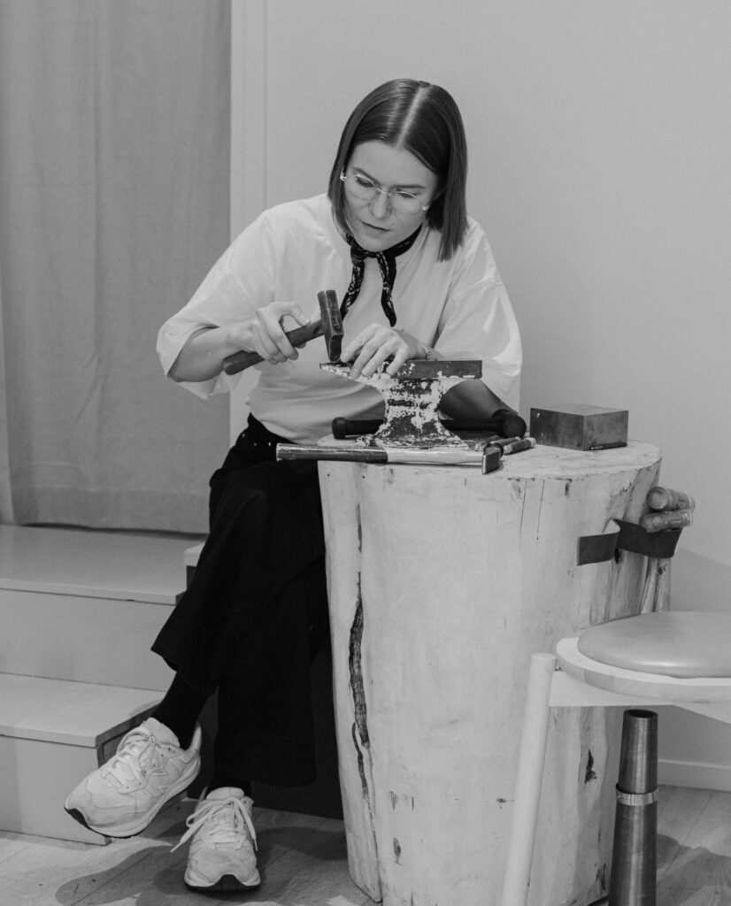 Päivi Keski-Pomppu is a fine jewellery designer based in Helsinki, Finland. We visited her studio, where she works on both her jewellery as well as her sculptural pieces.