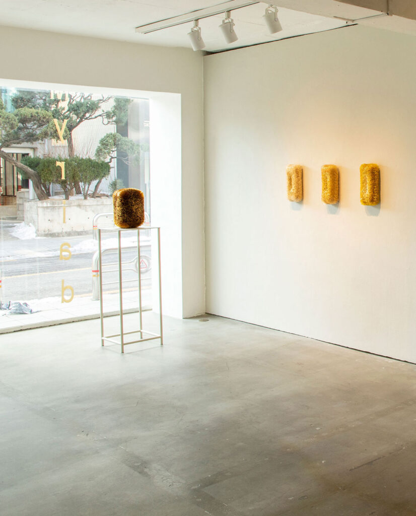 The works Renata presents in her first solo exhibition in Korea are based on the composing techniques she has used in recent years, with which she has found ways to create objects that focus purely on the material and its essence: its texture, its colour, and its relation to light.