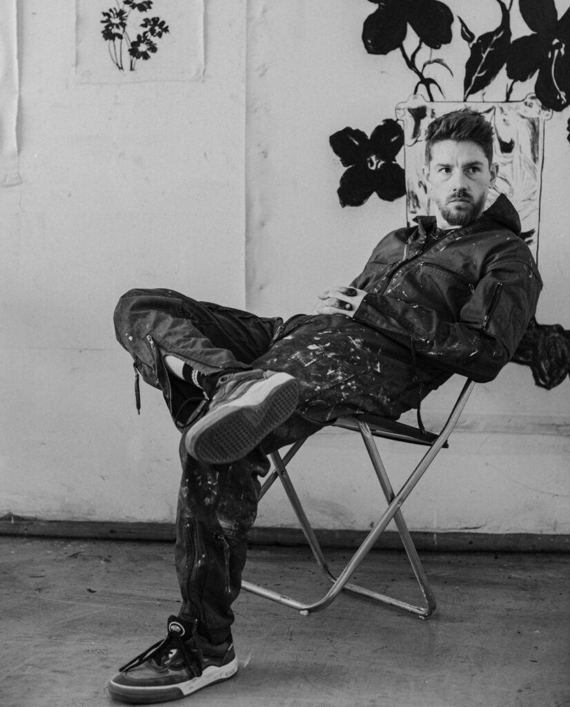 Benjamin Murphy, born in West Yorkshire, is a globally exhibiting visual artist. His current work explores themes of polarity, time, memory, and contrast – often rendered in charcoal on raw canvas. We visited his studio in Helsinki just before he set up his Lokal White Wall exhibition, Éanáir. 