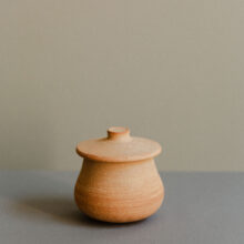 kiracatani_ceramic_earthenware_lokalhelsinki2024-3