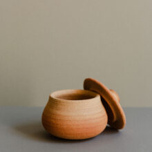 kiracatani_ceramic_earthenware_lokalhelsinki2024-5