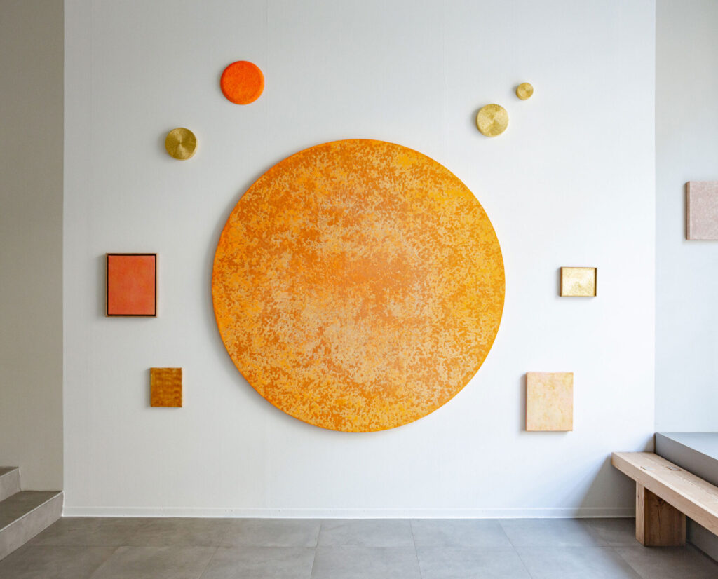 18.10.–16.11.2024
In this exhibition two artists, Sasha Huber and Petri Saarikko, come together to explore themes of otherness and connection.