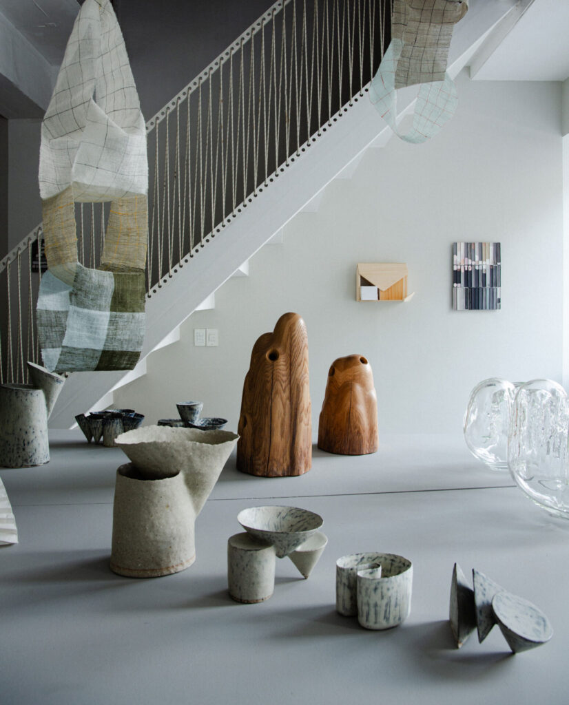 28.11.–31.12.2024, Seoul
The works of five Korean and Finnish artists, who work by hand using different natural materials, correspond as if they are exchanging handwritten letters. It creates a temporary 