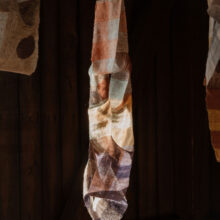 helituoriluutonen_textile_artwork_sommarstilleben_billnas_lokalhelsinki2025