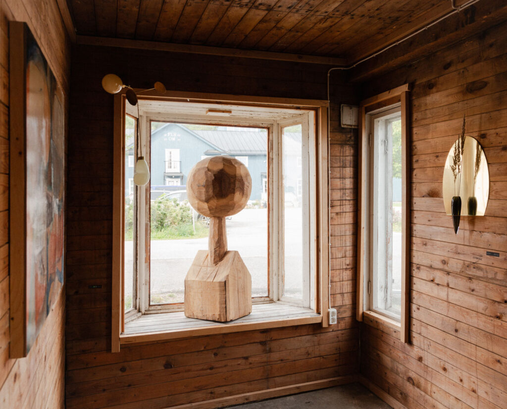 15.6.–24.8.2025 
This summer, Lokal makes an all-summer-long expedition to Billnäs, an old ironworks village to the West of Helsinki. Bringing beauty in the form of artwork, crafts and handmade homeware into a space which still starkly echoes its unique history, the Sommarstilleben exhibition is a celebration of Lokal’s core values. The still lifes are an ode to the magical, fleeting nature of the Nordic summer.