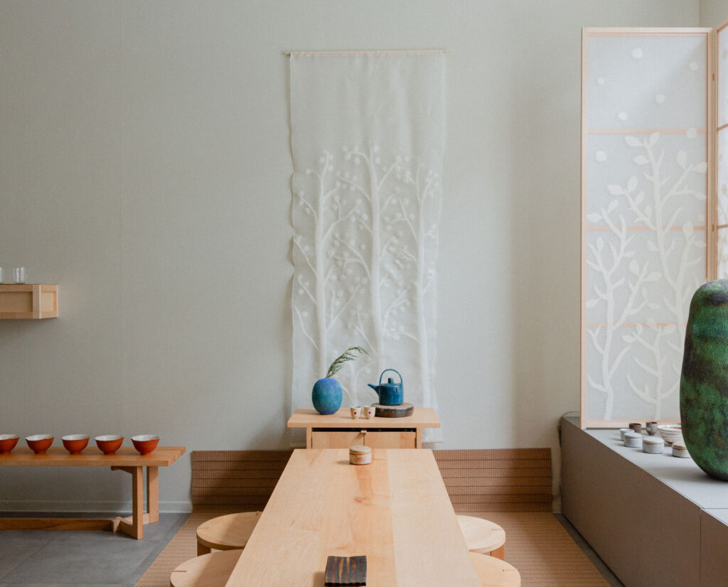 7.1.–15.2.2026
The front space of Lokal Gallery will temporarily take the form of a teahouse, where, alongside Rutsuko Sakata’s and Kari Virtanen's tearoom installation, meditative works by artists and makers from Fiskars will be on display.