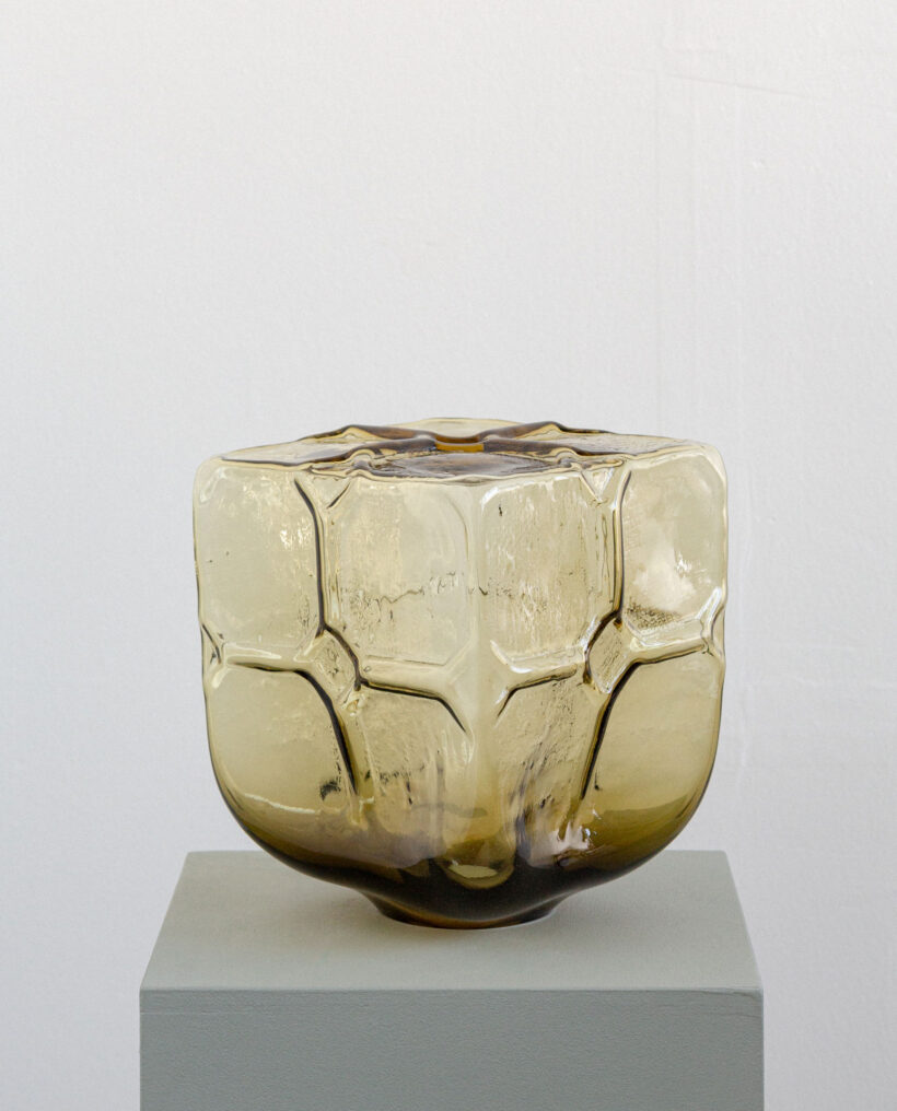 annieckerman_glass_sculpture_artwork_atfirstblush_billnas_lokalhelsinki2026-4-2